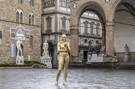 l'impatto visivo delle statue di tecnologia contemporanea inserite nel tessuto urbano storico