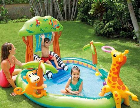 Bambino in piscina gonfiabile con genitore