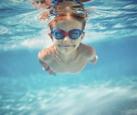 Bambini che imparano a nuotare in un corso di acquaticità