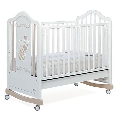 Lettino in legno massiccio con decorazioni