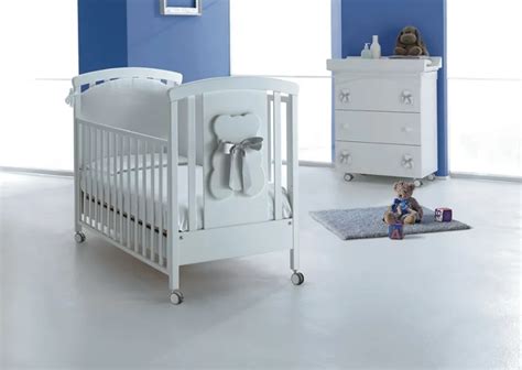 Collage di diversi tipi di lettini per neonati