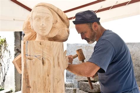 Ritratto ideale dello studio di uno scultore nelle Dolomiti, circondato da tronchi e natura