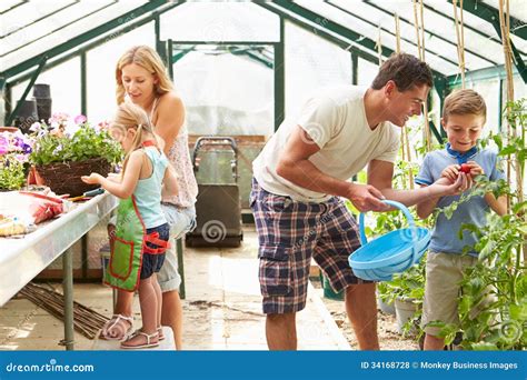 Famiglia che lavora insieme in un'azienda