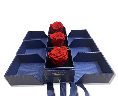 Un bouquet elegante di rose stabilizzate blu in una scatola regalo