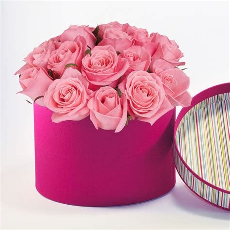 Esempio di confezione regalo moderna per fiori con dettagli azzurri