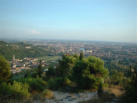 Veduta panoramica delle colline delle Torricelle a Verona, scenario naturale della scuola Villa Are