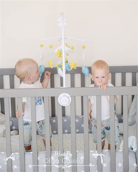 illustrazione di una giostrina per culla appesa sopra un lettino moderno