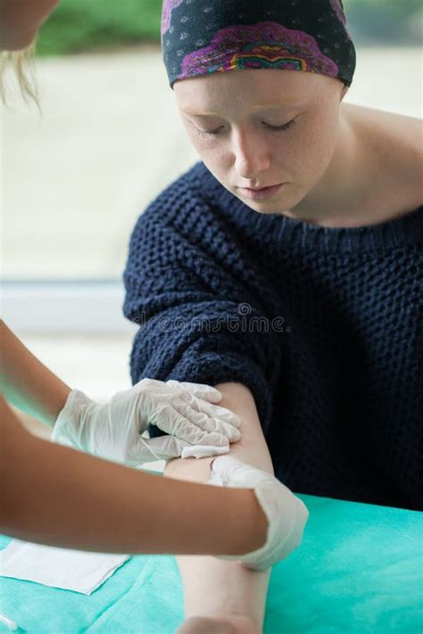 Donna in attesa durante il prelievo di sangue per NIPT