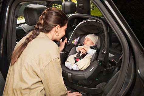 Bambino nell'ovetto in auto