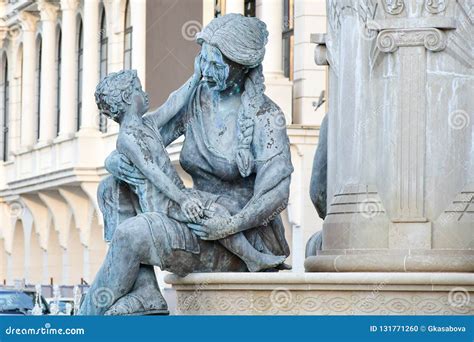 Scultura di una madre che abbraccia il bambino, simbolo di protezione e amore universale