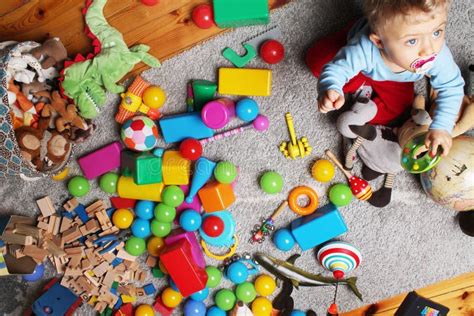 neonato che gioca con tutina colorata