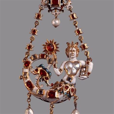 Dettaglio di un abito barocco con gioielli d'epoca