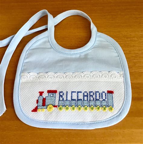 bavaglino neonato ricamato a punto croce con bordura elegante