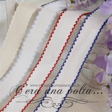 dettaglio punto festone su bordo tela aida