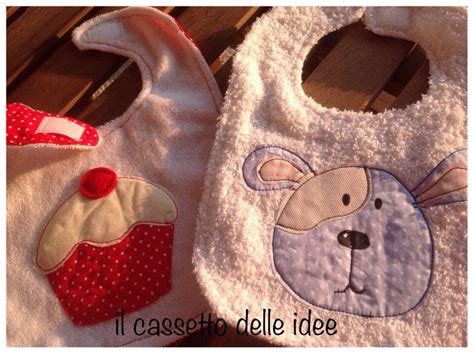 collezione di bavaglini fatti a mano con diverse bordure