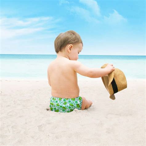 Bambino con costumino contenitivo in spiaggia