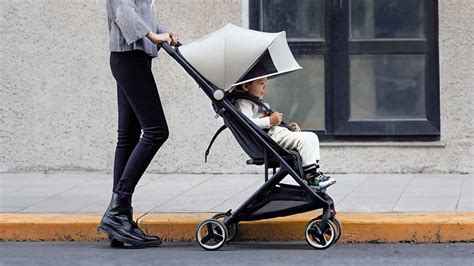 Bambino sicuro e comodo in un passeggino moderno
