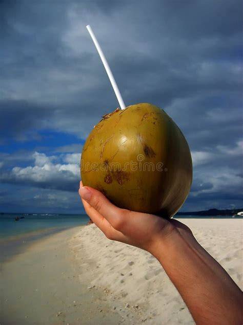 Una noce di cocco aperta su una spiaggia tropicale