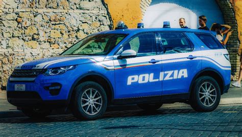 Un'auto della polizia a sirene spiegate, metafora della scorta di emergenza verso l'ospedale