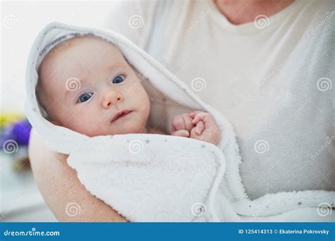 Bambino avvolto in accappatoio dopo il bagno
