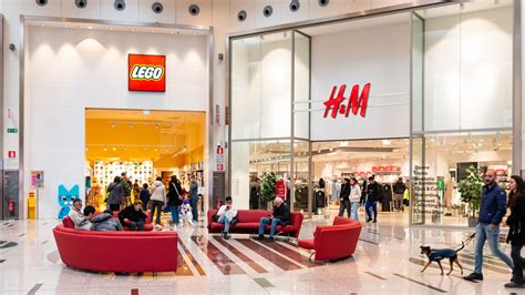 Via commerciale con negozi per bambini