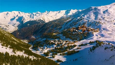 veduta panoramica di un paesaggio innevato con escursionisti dotati di attrezzatura tecnica
