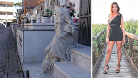 Statua della Bimba che Aspetta nel Cimitero di Viareggio