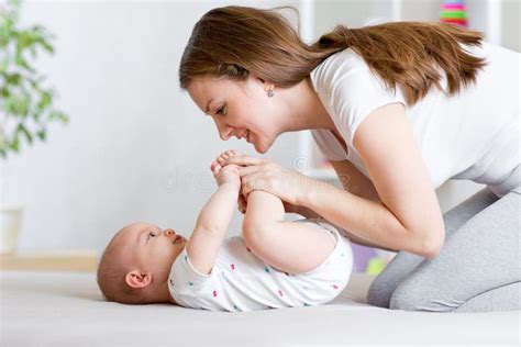 genitore che massaggia il neonato con tenerezza
