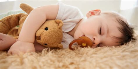 Bambino con oggetto transizionale