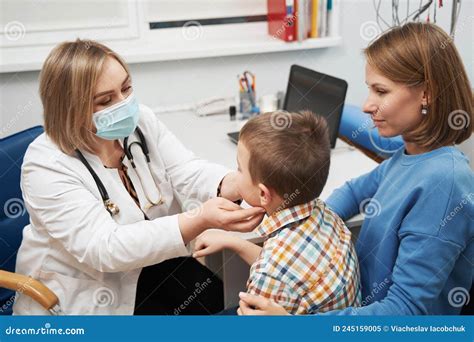 Pediatra che esamina il bambino