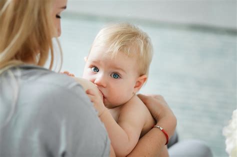 Neonata che allatta al seno con amore