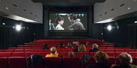 Sala cinematografica con proiettore