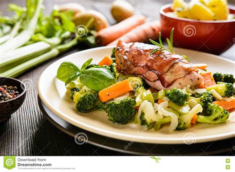 Petto di pollo cotto al vapore con verdure