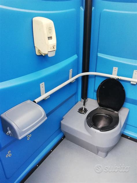 Bagno chimico per disabili con rampa di accesso e interni spaziosi