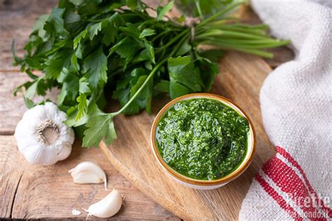 Salsa verde in una ciotola con prezzemolo fresco