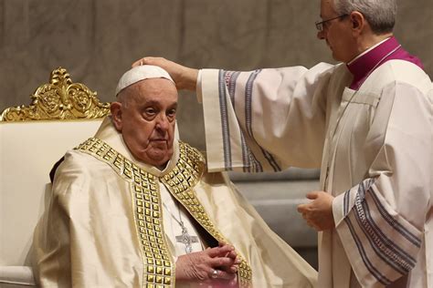Papa Francesco che parla a un pubblico