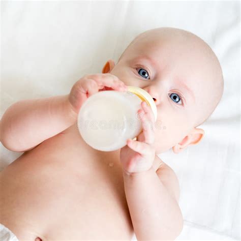 Bambino che beve dalla tazza antigoccia