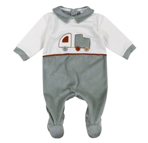neonato che indossa una tutina in ciniglia morbida