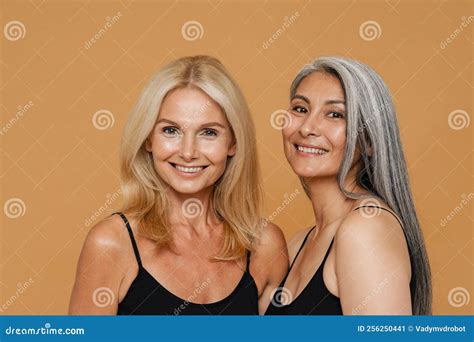 Diverse donne che indossano tute nere in vari stili