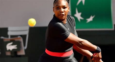 Serena Williams mentre indossa la tuta nera al Roland Garros, evocando lo stile da supereroina che ha scatenato la polemica.