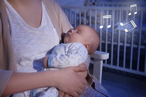 Una madre che canta una ninna nanna al proprio neonato in una stanza illuminata dalla luce soffusa della sera