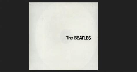 Il disco in vinile del White Album dei Beatles che gira su un giradischi vintage