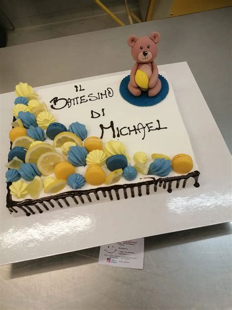 Tavola imbandita con torta di battesimo a piani decorata in modo elegante