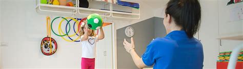 fotografia di un percorso riabilitativo pediatrico con l'uso di tutori moderni