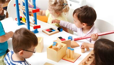 Bambini che giocano in un asilo