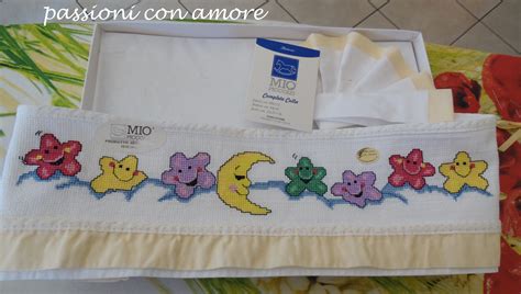 set di lenzuolini ricamati a punto croce per neonato