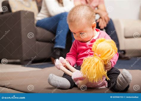 bambino che gioca con una bambola reborn in una culla di vimini