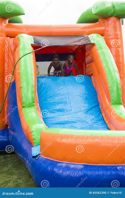 Bambini che giocano felici su un gonfiabile colorato all'interno del Play Ground