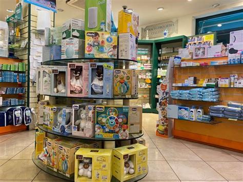 Prodotti per l'infanzia su uno scaffale