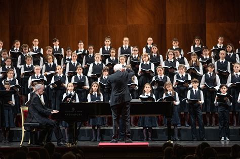 rappresentazione stilizzata di un coro maschile in un ambiente montano o tradizionale